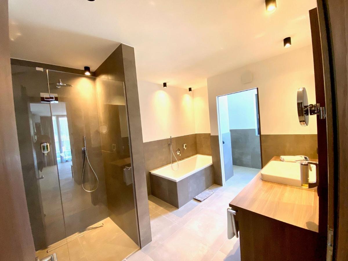 Suite mit Whirlpool-Badewanne und Infrarotkabine